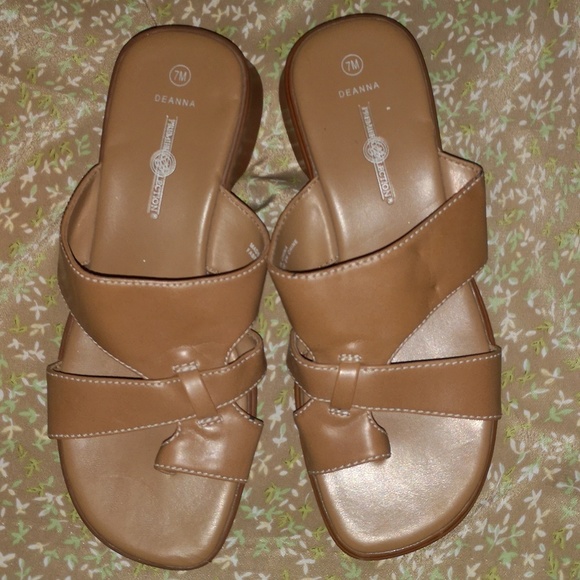 Deanna size 7 M cunky Sandals - Picture 1 of 6